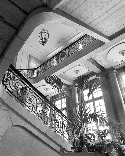 Intérieur, escalier : vue d'ensemble de la rampe en ferronnerie depuis le rez-de-chaussée, vue de profil. © Yves Sancey / Région Bourgogne-Franche-Comté, Inventaire du patrimoine - 1980