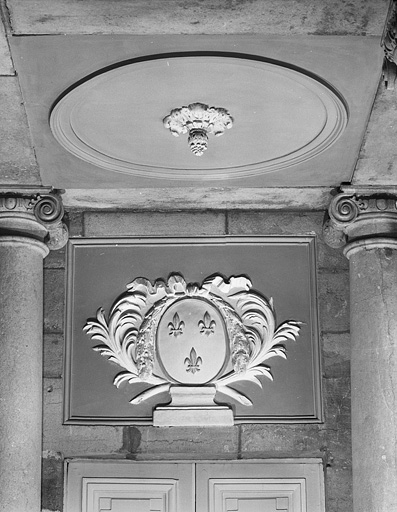 Intérieur, vestibule de l'escalier : détail d'un dessus de porte. © Yves Sancey / Région Bourgogne-Franche-Comté, Inventaire du patrimoine - 1980
