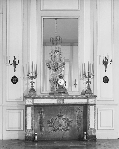 Intérieur, salon de compagnie : détail de la cheminée. © Yves Sancey / Région Bourgogne-Franche-Comté, Inventaire du patrimoine - 1980