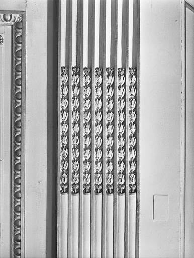 Salon de la rotonde : détail d'un pilastre. © Yves Sancey / Région Bourgogne-Franche-Comté, Inventaire du patrimoine - 1980