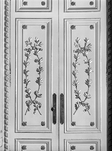 Salon de la rotonde : détail de deux vantaux de porte. © Yves Sancey / Région Bourgogne-Franche-Comté, Inventaire du patrimoine - 1980