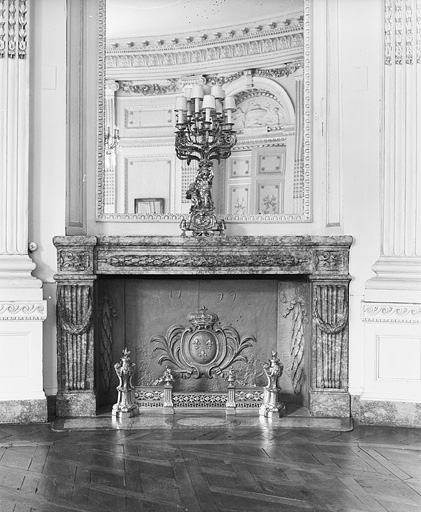 Salon de la rotonde : la cheminée vue de face. © Yves Sancey / Région Bourgogne-Franche-Comté, Inventaire du patrimoine - 1980