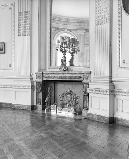 Salon de la rotonde : vue de la cheminée. © Yves Sancey / Région Bourgogne-Franche-Comté, Inventaire du patrimoine - 1980