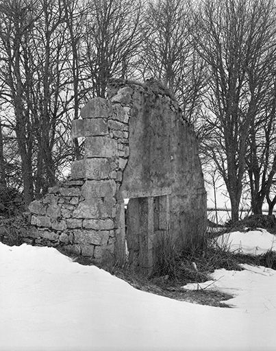 Ruine d'une ferme située au lieudit Les Cerclevaux : la chaîne d'angle. © Dominique Dominguez / Région Bourgogne-Franche-Comté, Inventaire du patrimoine - 1980