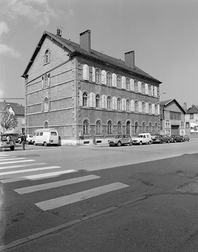 Façade sur rue, vue de trois quarts gauche. © Yves Sancey / Région Bourgogne-Franche-Comté, Inventaire du patrimoine - 1980