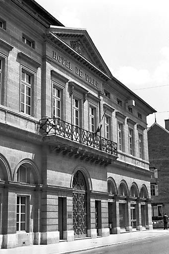 Façade sur la rue de la République. © Yves Sancey / Région Bourgogne-Franche-Comté, Inventaire du patrimoine - 1980