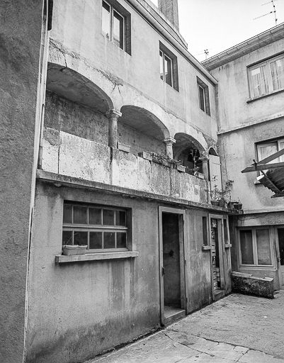 Galerie sur cour intérieure. © Yves Sancey / Région Bourgogne-Franche-Comté, Inventaire du patrimoine - 1980