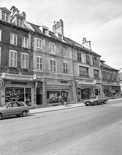 Façade sur rue, vue de trois quarts gauche. © Yves Sancey / Région Bourgogne-Franche-Comté, Inventaire du patrimoine - 1980