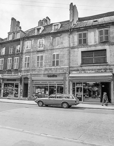 Façade sur rue, vue de trois quarts droit. © Yves Sancey / Région Bourgogne-Franche-Comté, Inventaire du patrimoine - 1980
