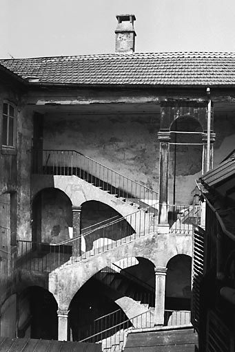 Escalier sur cour intérieure. © Yves Sancey / Région Bourgogne-Franche-Comté, Inventaire du patrimoine - 1980