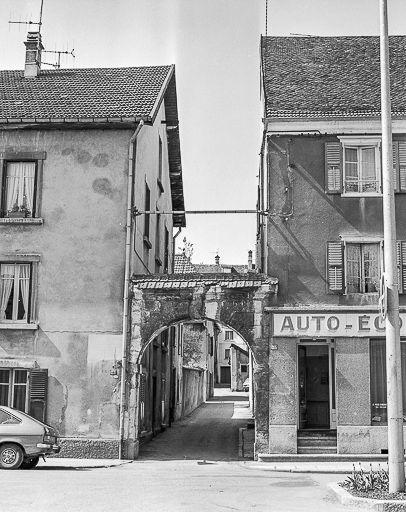 Portail, vue de face, avec les bâtiments contigus. © Yves Sancey / Région Bourgogne-Franche-Comté, Inventaire du patrimoine - 1980