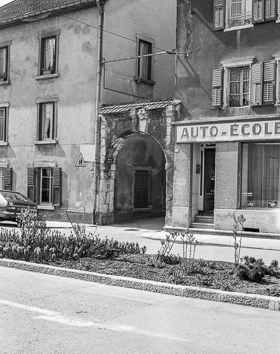 Portail, vue de trois quarts droit. © Yves Sancey / Région Bourgogne-Franche-Comté, Inventaire du patrimoine - 1980