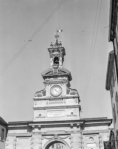 Vue de la partie supérieure et de l'arcade centrale depuis la rue de la République. © Yves Sancey / Région Bourgogne-Franche-Comté, Inventaire du patrimoine - 1980