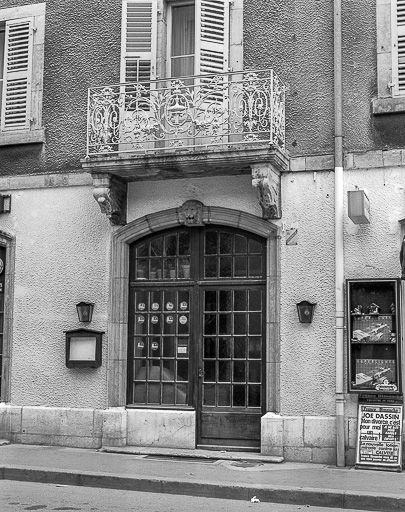 Porte d'entrée sur rue de la Gare. © Yves Sancey / Région Bourgogne-Franche-Comté, Inventaire du patrimoine - 1980