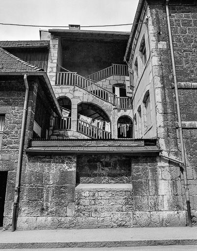 Escalier sur cour. © Yves Sancey / Région Bourgogne-Franche-Comté, Inventaire du patrimoine - 1980