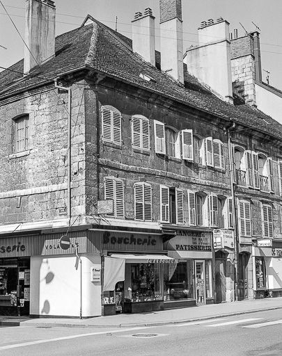 Façade sur rue de la République, vue de trois quarts gauche. © Yves Sancey / Région Bourgogne-Franche-Comté, Inventaire du patrimoine - 1980