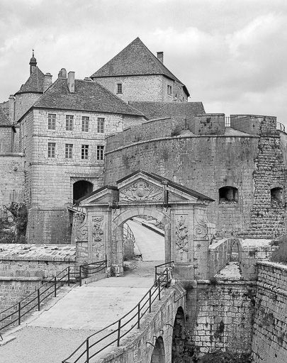 Vue moyenne. Porte Louis XIV - tour bastionnée de la 4e enceinte. En arrière-plan : tour en "fer à cheval" et 3e enceinte. © Yves Sancey / Région Bourgogne-Franche-Comté, Inventaire du patrimoine - 1980