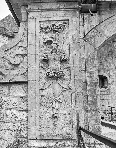 Attributs guerriers, côté gauche de la porte Louis XIV de la 4e enceinte. © Yves Sancey / Région Bourgogne-Franche-Comté, Inventaire du patrimoine - 1980