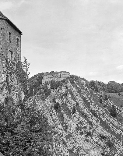 Vue rapprochée du site du Larmont inférieur depuis le château de Joux. © Yves Sancey / Région Bourgogne-Franche-Comté, Inventaire du patrimoine - 1980