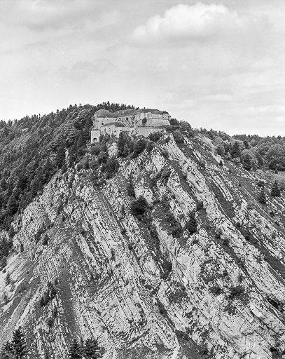 Vue moyenne du site du Larmont inférieur, depuis le château de Joux. © Yves Sancey / Région Bourgogne-Franche-Comté, Inventaire du patrimoine - 1980