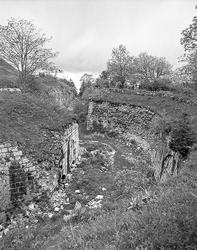Caponnière et fossé circulaire. © Yves Sancey / Région Bourgogne-Franche-Comté, Inventaire du patrimoine - 1980