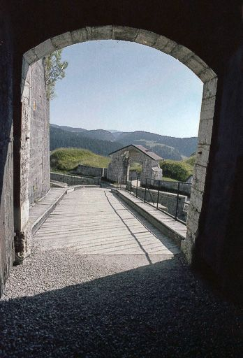 Poterne de l'enceinte médiévale. © Alain Montferrand / Région Bourgogne-Franche-Comté, Inventaire du patrimoine - 1980