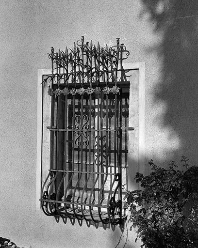 Une des baies du rez-de-chaussée des communs. © Yves Sancey / Région Bourgogne-Franche-Comté, Inventaire du patrimoine - 1980 Une des baies du rez-de-chaussée des communs. © Yves Sancey / Région Bourgogne-Franche-Comté, Inventaire du patrimoine - 1980