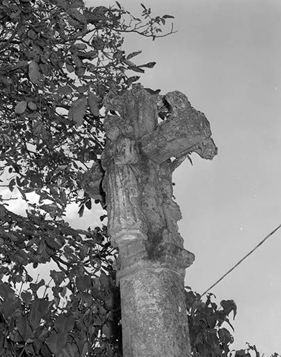 Détail : la Vierge vue de trois quarts droit. © Yves Sancey / Région Bourgogne-Franche-Comté, Inventaire du patrimoine - 1980