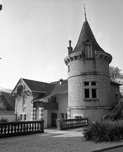 Façade antérieure des communs. © Yves Sancey / Région Bourgogne-Franche-Comté, Inventaire du patrimoine - 1980 Façade antérieure des communs. © Yves Sancey / Région Bourgogne-Franche-Comté, Inventaire du patrimoine - 1980