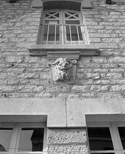 Culot au-dessous de la baie du 1er étage des communs. © Yves Sancey / Région Bourgogne-Franche-Comté, Inventaire du patrimoine - 1980 Culot au-dessous de la baie du 1er étage des communs. © Yves Sancey / Région Bourgogne-Franche-Comté, Inventaire du patrimoine - 1980