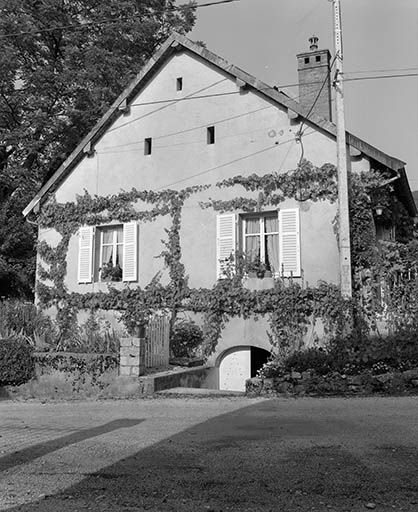Face latérale gauche. © Yves Sancey / Région Bourgogne-Franche-Comté, Inventaire du patrimoine - 1980 Face latérale gauche. © Yves Sancey / Région Bourgogne-Franche-Comté, Inventaire du patrimoine - 1980