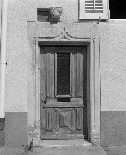 Maison située route d'Hautepierre, cadastrée 1971 AB 529 : porte piétonne. © Yves Sancey / Région Bourgogne-Franche-Comté, Inventaire du patrimoine - 1980