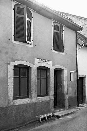 Façade antérieure vue de trois quarts gauche. © Yves Sancey / Région Bourgogne-Franche-Comté, Inventaire du patrimoine - 1980