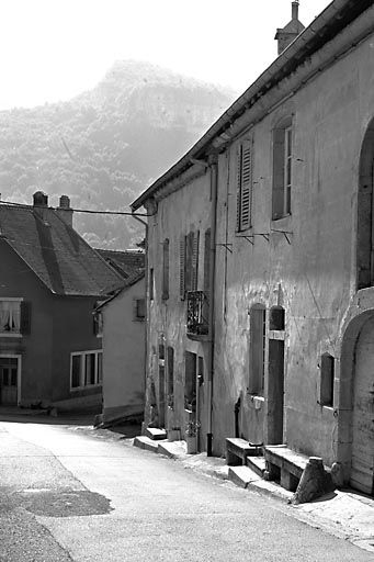 Façade antérieure vue de trois quarts droit. © Yves Sancey / Région Bourgogne-Franche-Comté, Inventaire du patrimoine - 1980