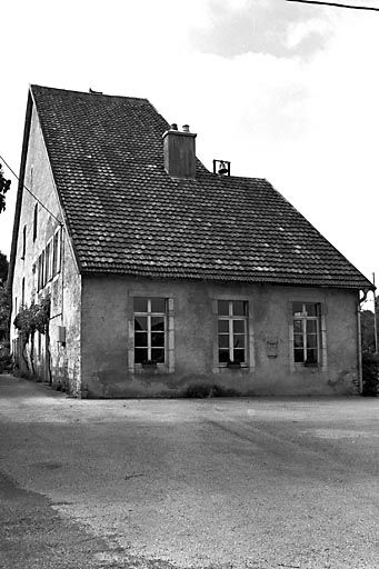 Façade antérieure et face latérale droite. © Yves Sancey / Région Bourgogne-Franche-Comté, Inventaire du patrimoine - 1980