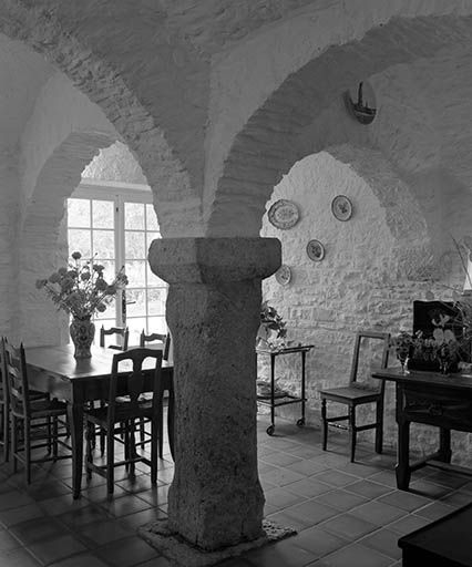 Maison située à Maisières-Notre-Dame :  cuisine voûtée avec pilier central. © Yves Sancey / Région Bourgogne-Franche-Comté, Inventaire du patrimoine - 1980
