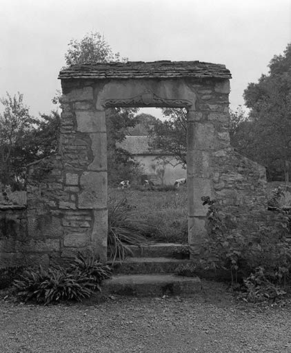 Maison située à Maisières-Notre-Dame : vestiges d'une porte piétonne au linteau décoré. © Yves Sancey / Région Bourgogne-Franche-Comté, Inventaire du patrimoine - 1980