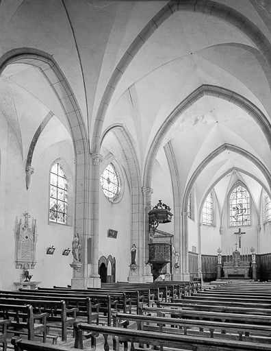 Intérieur : nef et choeur de trois quarts gauche. © Yves Sancey / Région Bourgogne-Franche-Comté, Inventaire du patrimoine - 1980