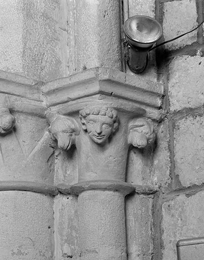 Chapiteau du choeur à tête humaine et têtes de chien. © Yves Sancey / Région Bourgogne-Franche-Comté, Inventaire du patrimoine - 1980 Chapiteau du choeur à tête humaine et têtes de chien. © Yves Sancey / Région Bourgogne-Franche-Comté, Inventaire du patrimoine - 1980