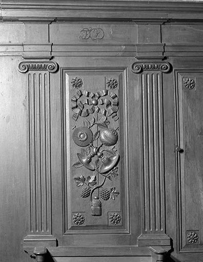 Détail : le panneau portant les initiales F D (?). © Yves Sancey / Région Bourgogne-Franche-Comté, Inventaire du patrimoine - 1980