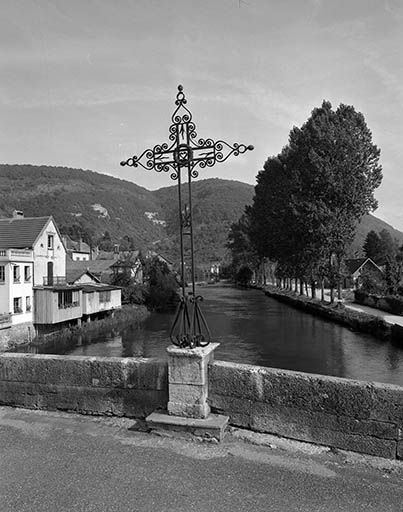 Vue générale de la croix monumentale. © Yves Sancey / Région Bourgogne-Franche-Comté, Inventaire du patrimoine - 1980