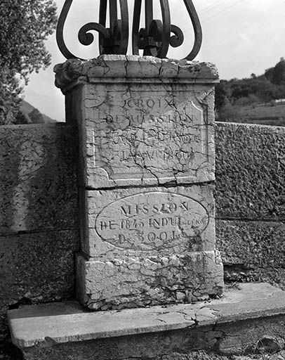 Détail du socle avec l'inscription et la date. © Yves Sancey / Région Bourgogne-Franche-Comté, Inventaire du patrimoine - 1980