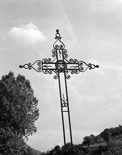 Détail de la croix monumentale. © Yves Sancey / Région Bourgogne-Franche-Comté, Inventaire du patrimoine - 1980