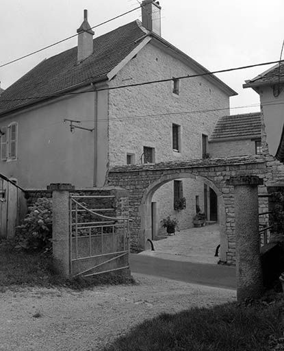 Vue générale de trois quarts gauche. © Yves Sancey / Région Bourgogne-Franche-Comté, Inventaire du patrimoine - 1980