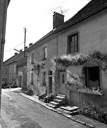 Façade antérieure vue de trois quarts droit. © Yves Sancey / Région Bourgogne-Franche-Comté, Inventaire du patrimoine - 1980