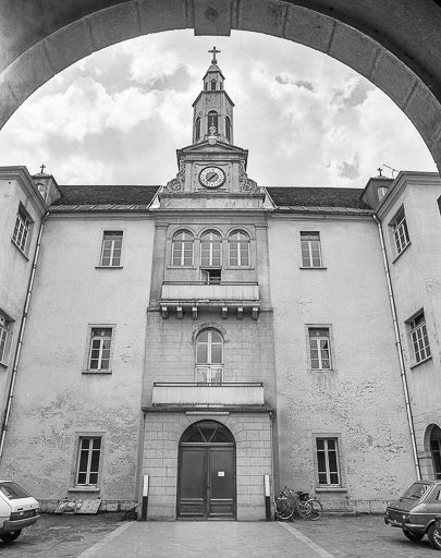 L'entrée, vue de face. © Yves Sancey / Région Bourgogne-Franche-Comté, Inventaire du patrimoine - 1980