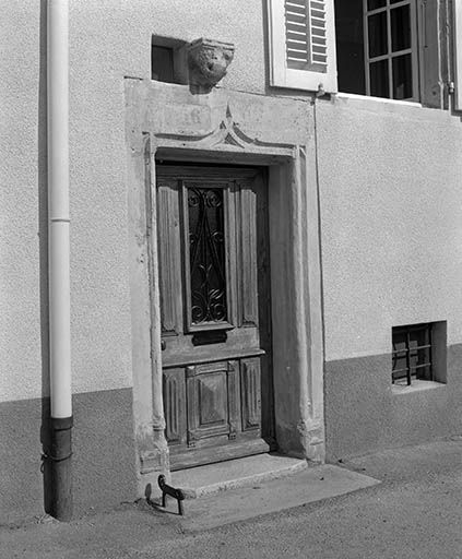 Maison située rue Robert Dame, cadastrée 1971 AB 529  : porte piétonne de trois quarts gauche. © Yves Sancey / Région Bourgogne-Franche-Comté, Inventaire du patrimoine - 1980