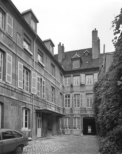 Vue d'ensemble des façades sur cour du logis sur rue. © Yves Sancey / Région Bourgogne-Franche-Comté, Inventaire du patrimoine - 1980