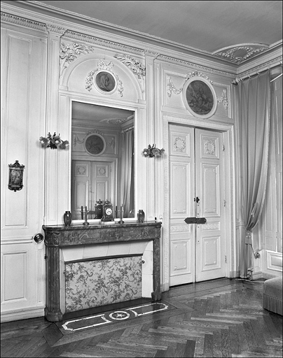 Chambre : détail de la cheminée. © Yves Sancey / Région Bourgogne-Franche-Comté, Inventaire du patrimoine - 1980
