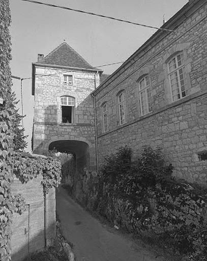 Façade sur la rue Alexis Jannet et Porte-Dessus. © Dominique Dominguez / Région Bourgogne-Franche-Comté, Inventaire du patrimoine - 1980